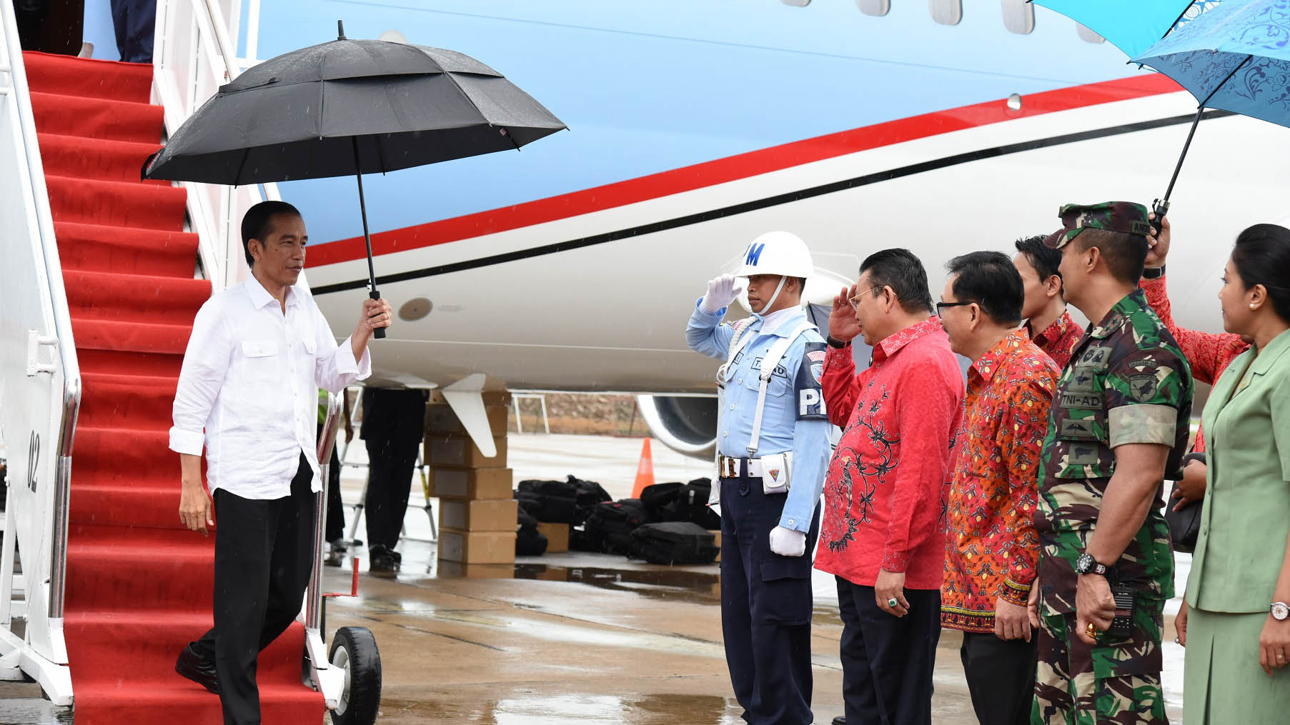 Gubernur Kalbar Cornelis, Wakil Gubernur Christiandy Sanjaya, bersama jajaran Forkompinda Kalbar menyambut kedatangan Presiden RI Joko Widodo, di Bandara Supadio Kubu Raya Kalbar. Kedatangan Presiden Joko Widodo untuk membuka Sail Selat Karimata di KKU, Sabtu (15/10) 