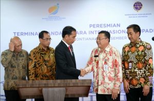 Presiden RI Joko Widodo didampingi Gubernur Kalbar Cornelis, menteri Perhubungan RI Budi Karya mereamikan Terminal Bandara Supadio Pontianak, Kamis (28/12).