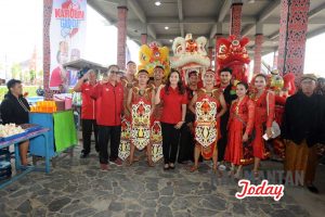 Kepala Baguna PDI Perjuangan Kalbar, Angeline Fremalco, Membuka Pasar Rakyat dan Parade Budaya yang digelar di Rumah Radakng Pontianak, Dalam Rangka HUT PDI Perjuangan Ke 45 Tahun. Rabu (10/1) FOTO/Lukas B Wijanarko