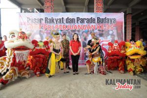 Kepala Baguna PDI Perjuangan Kalbar, Angeline Fremalco, Membuka Pasar Rakyat dan Parade Budaya yang digelar di Rumah Radakng Pontianak, Dalam Rangka HUT PDI Perjuangan Ke 45 Tahun. Rabu (10/1). FOTO/Lukas B Wijanarko