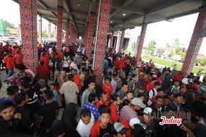 Masyarakat memenuhi Pasar Rakyat yang digelar di Rumah Radakng, Pontianak, Rabu (10/1). FOTO/Lukas B Wijanarko