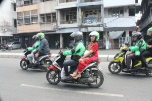Calon gubernur Kalbar, Karolin Margret Natasa menggunakan sarana transportasi Go-Jek di Pontianak, Selasa (13/2).