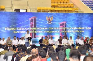 Presiden Jokowi memberikan sambutan Sosialisasi Prioritas Penggunaan Dana Desa Tahun 2019 di Palembang.
