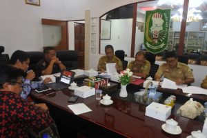 Tenaga Ahli Utama Kantor Staf Kepresidenan, Usep Kurniawan (berbatik Korpri) bersama Bupati Sanggau, Paolus Hadi, LSM Elpagar dan sejumlah Kepala OPD berdiskusi terkati Inpres nomor 8 tahun 2018 di ruang kerja Bupati Sanggau, Senin (26/11)