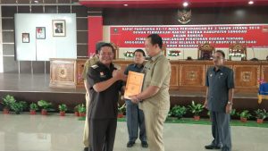 upati Sanggau, Paolus Hadi menyerahkan nota pengantar RAPBD 2019 kepada Ketua DPRD Sanggau, Jumadi,di ruang sidang DPRD Sanggau, Senin (26/11) Siang. 