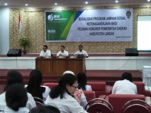  Vinsensius membuka sosialisasi program jaminan sosial ketenagakerjaan bagi pegawai honorer pemerintah daerah Kabupaten Landak diaula besar kantor Bupati Landak Rabu (28/11).