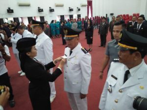 Bupati Landak, Karolin Margret Natasa melantik Pejabat Administrator Di Lingkungan Pemkab Landak.