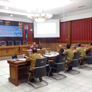 Lima anggota Pansel mencecar satu di antara calon Direktur PDAM Tirta Pancur Aji Sanggau, Selasa (27/11)