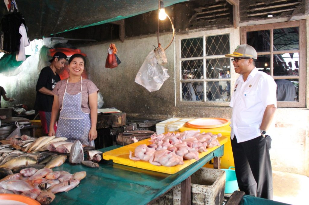 Asisten II Setda Sanggau memimpin Sidak ke sejumlah mini market dan pasar tradisional di Kota Sanggau, Rabu (1912)—Kiram Akbar