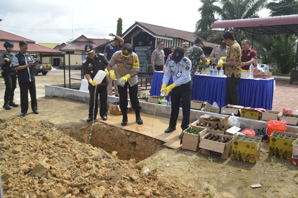 -Kapolres Sanggau didampingi Bupati Paolus Hadi, perwakilan Rupbasan dan Kejaksaan Negeri Sanggau melakukan pemusnahan barang bukti kejahatan sepanjang tahun 2018, Sabtu (29/12)//Foto/Ram