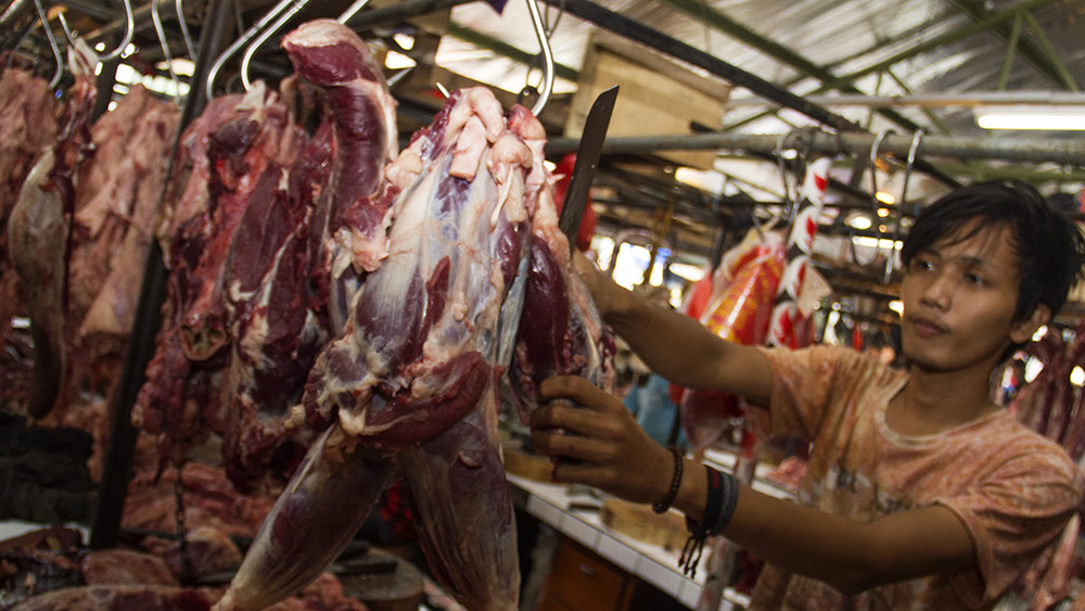 Pedagang merapihkan daging sapi  di Pasar Senen, Jakarta Pusat, Jumat (27/6). Menurut Kementerian Perdagangan harga daging sapi menjelang hari raya Idul Fitri tidak akan menembus Rp 100.000 per kilogram karena tingginya tingkat pasokan yang tersedia. ANTARA FOTO/Vitalis Yogi Trisna/Asf/nz/14.