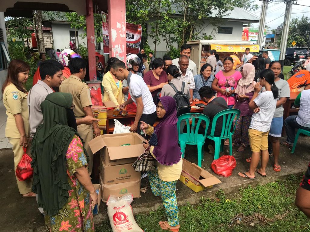 Bazar yang digelar Disperindagkop dan UMKM Sanggau di Kantor Camat Parindu pada Selasa (18/12) pagi langsung diserbu warga