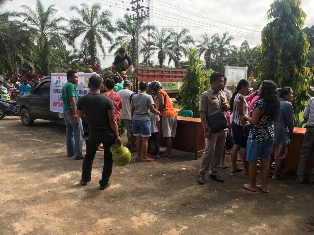 Bazar yang digelar Disperindagkop dan UMKM Sanggau di Kantor Camat Parindu pada Selasa (18/12) pagi langsung diserbu warga