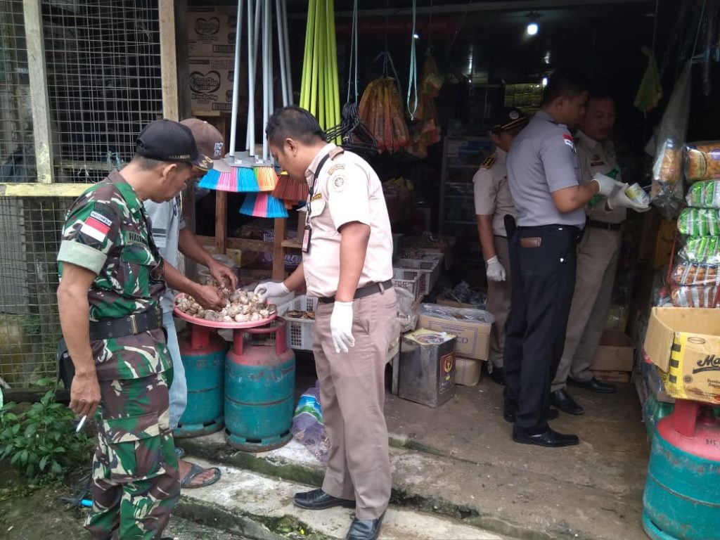 Petugas Gabungan menggelar Sidak di sejumlah pasar tradisional dan mini market di perbatasan.