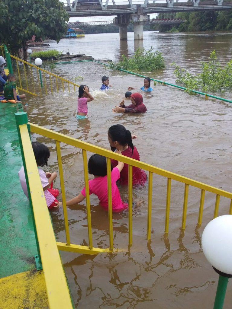 Luapan air Sungai Sekayam di depan Masjid Nurul Yaqin, Kampung Sentana, dimanfaatkan warga untuk berenang, Sabtu (22/12)//Ram