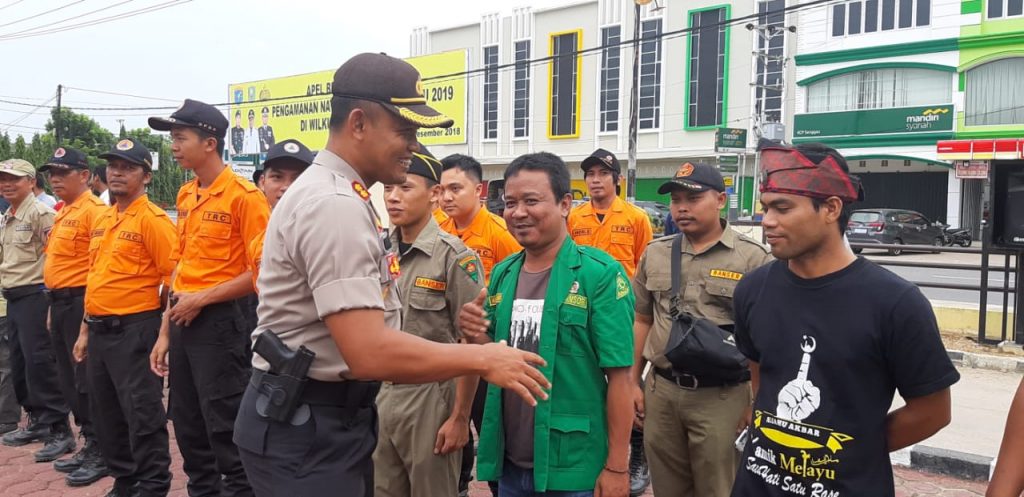 -Kapolres Sanggau menyalami OKP lintas agama dan etnis yang terlibat pengamanan Natal 2018 dan Tahun Baru 2019///Ram GP Ansor Sanggau Ikut Amankan Natal 2018