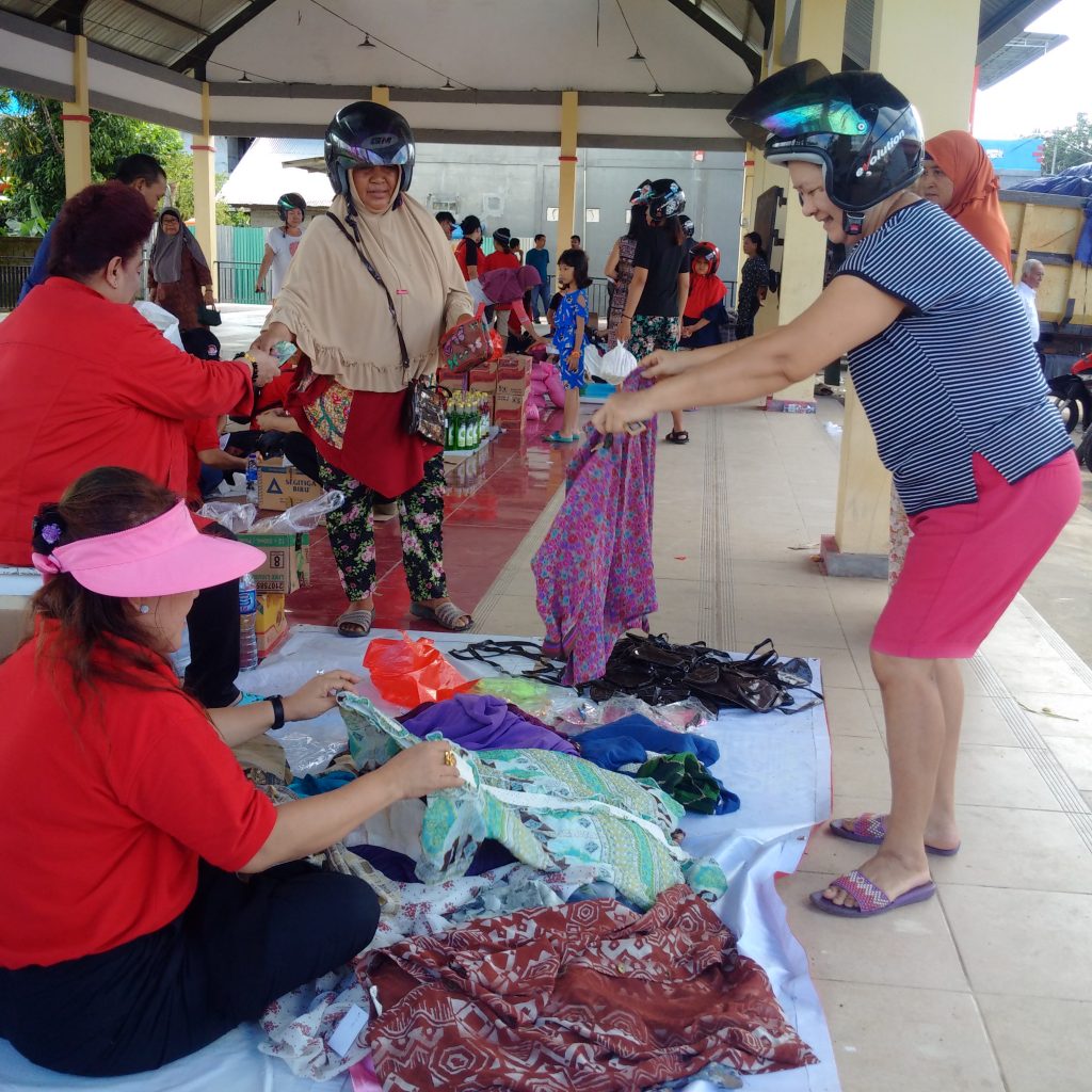 Bazzar murah yang digelar Diseperindagkop bekerjasama dengan Persatuan Wanita Tionghoa (Perwati) dan PKK Kabupaten Sanggau, Minggu (9/12) di Pasar Seroja, Kota Sanggau