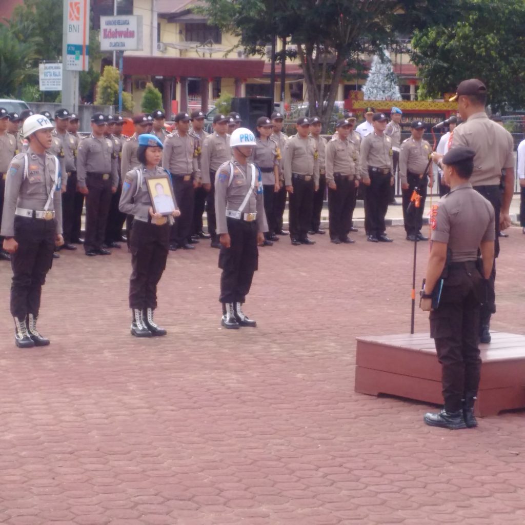 Petugas Polres Sanggau membawa foto Gabriel Bagino lantaran yang bersangkutan tidak hadir pada apel pemberhentian tidak dengan hormat (PTDH) di Mapolres Sanggau, Senin (17/12