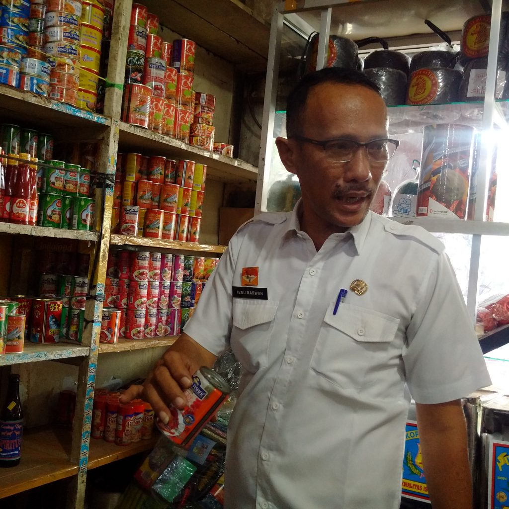 Kadisperindagkop dan UM Kabupaten Sanggau menemukan kemasanan makanan olahan yang sudah berkarat//Ram