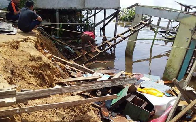 Kondisi rumah warga yang roboh akibat tergerus air Sungai Kapuas pada Minggu (2312) pagi—Tagana untuk Rakyat Kalbar (1)