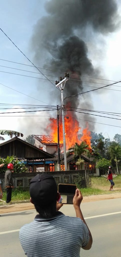 Petugas gabungan saat berjibaku memadam api yang menghanguskan satu unit rumah di Dusun Pedalaman, Desa Pedalaman, Kecamatan Tayan Hilir, Minggu (1612) pukul 09