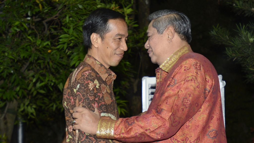 Presiden Susilo Bambang Yudhoyono (tengah) menerima pasangan capres Joko Widodo dan Jusuf Kalla di kediamana Puri Cikeas, Bogor, Jabar, Rabu (9/7). Presiden bertemu dengan Joko Widodo dalam rangka menyikapi polemik hasil quick count Pilpres 2014. ANTARA FOTO/Prasetyo Utomo/pras/14