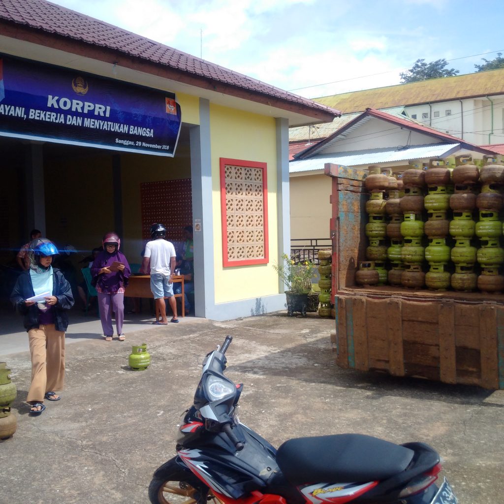 Sejumlah warga mendatangi Kantor Camat Kapuas tempat operasi pasar LPG 3 Kg, Kamis (27/12)//Ram