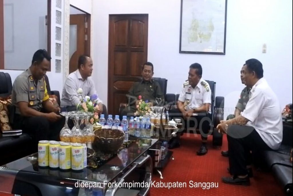 Asisten I Setda Sanggau, Willy Brodus Welly (paling kanan) menyampaikan permintaan maaf secara terbuka di hadapan Forkompimda--ist