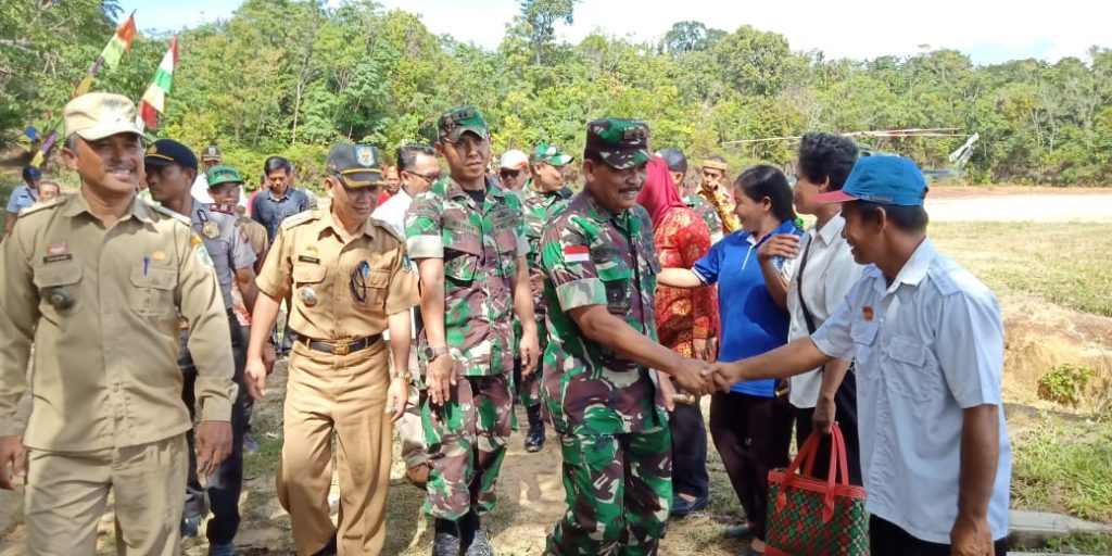 Kedatangan Pangdam di Desa Toba disambut masyarakat setempat--ist