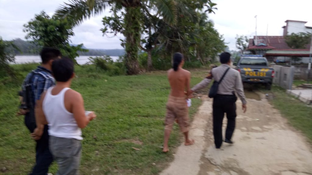-Petugas Polsek Kapuas dibantu aparat desa dan warga setempat mengamankan Landauk di kediamannya, Selasa (11/12)