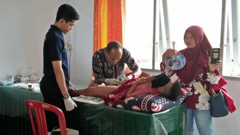 Sunatan massal yang diikuti 60 peserta di aula BAZNAS Sanggau, Rabu (12/12).