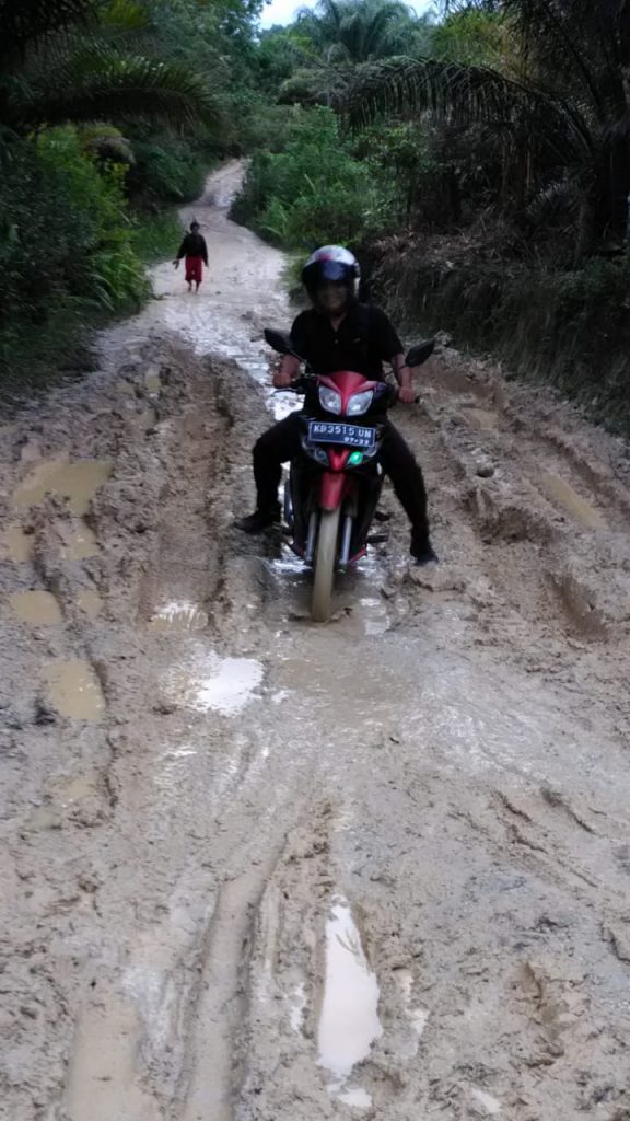 Beginilah kondisi jalan di Dusun Tanjung Priuk, Desa Inggis yang menghubungkan ke Desa Penyeladi dan Kota Sanggau.