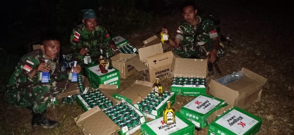 Minuman keras ilegal yang berhasil diamankan Satgas Pamtas Yonif 511/DY dari jalur tikus perbatasan Entikong -Tebedu Malaysia.