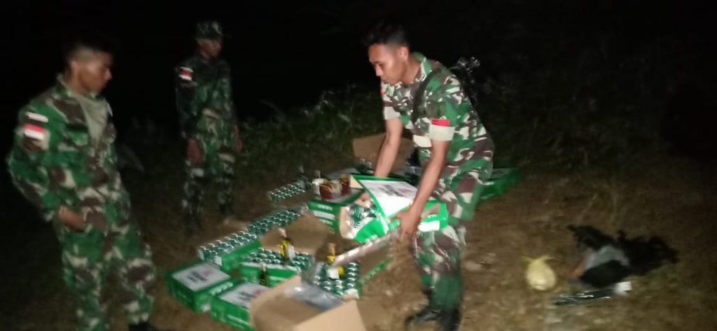 Minuman keras ilegal yang berhasil diamankan Satgas Pamtas Yonif 511/DY dari jalur tikus perbatasan Entikong -Tebedu Malaysia.