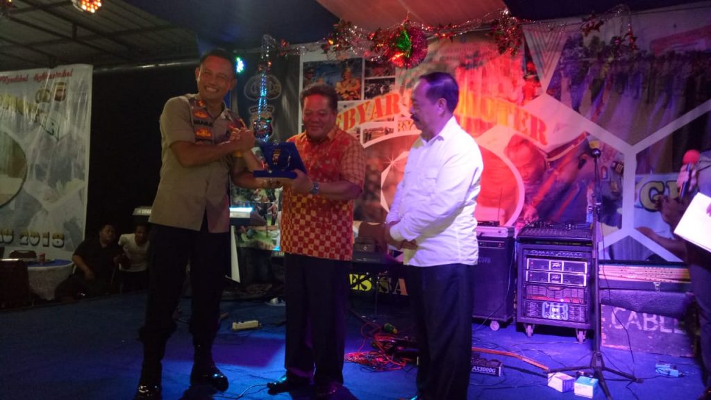 Bupati didampingi Wakil Bupati yang juga Ketua DAD Sanggau menerima Tolerance Award 2018 yang diserahkan Kapolres Sanggau, Sabtu (29/12) malam---Ram