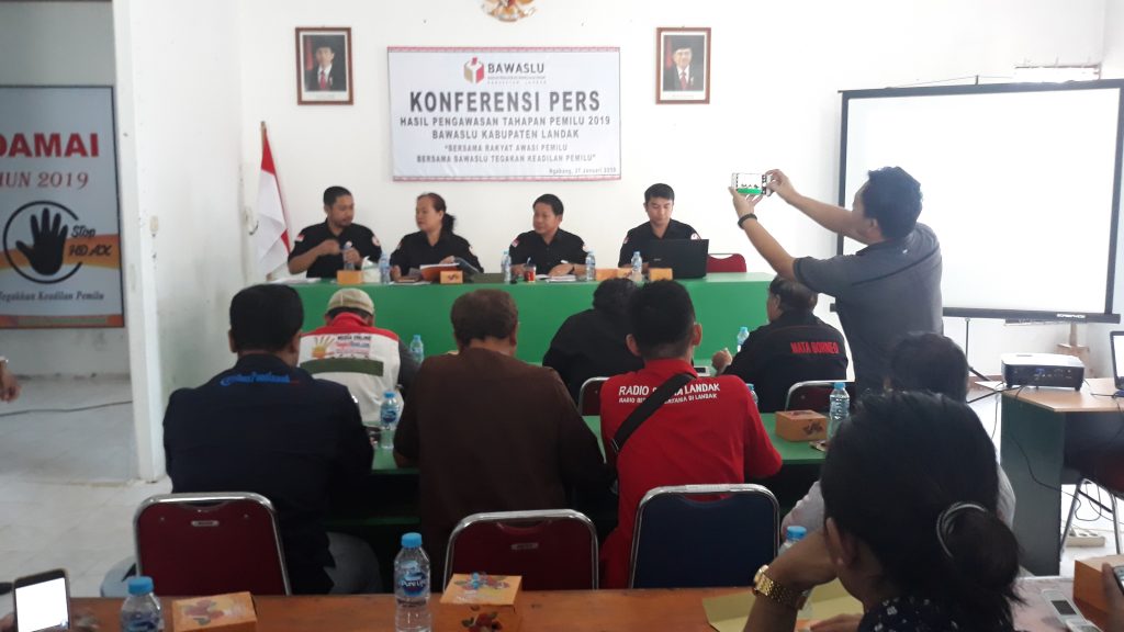 Komisioner Bawaslu Landak saat melakukan Konferensi Pers Kamis (31/1) diaula Kantor Bawaslu Landak 