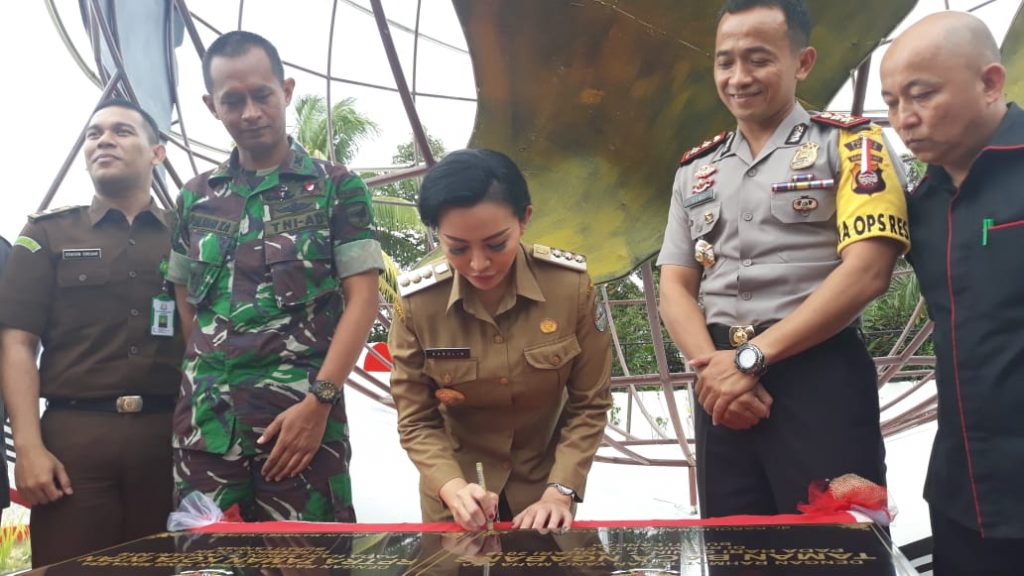 Bupati Landak Karolin Margret Natasa saat meresmikan Taman baca di Ngabang. FOTO/Kar