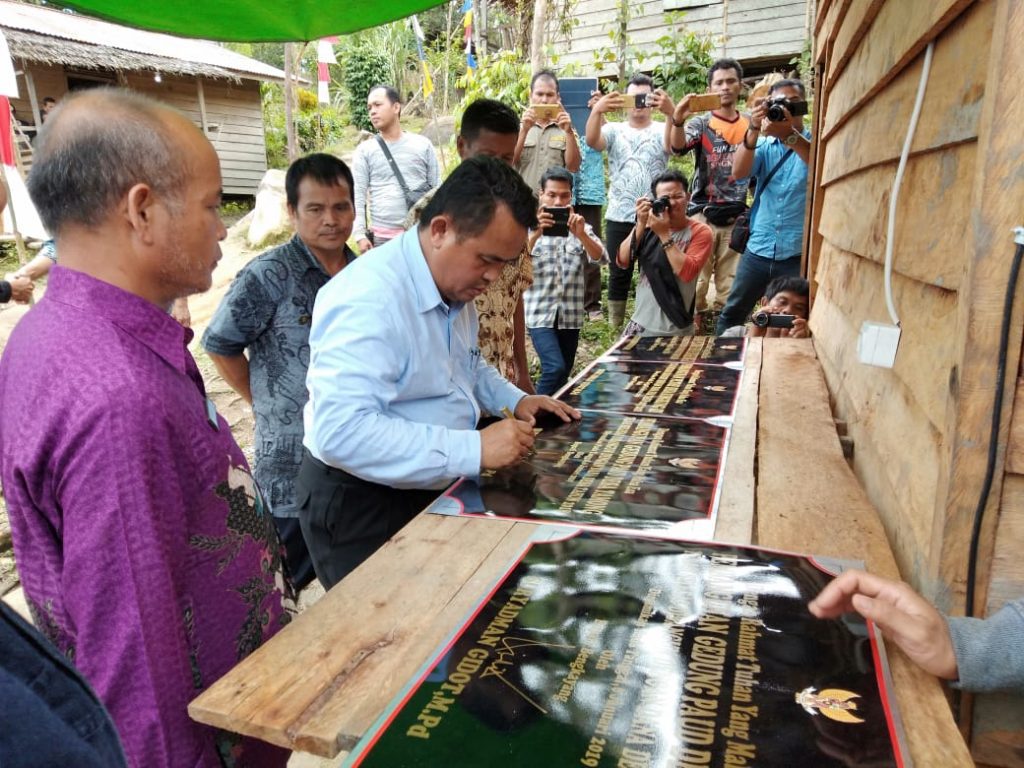 melakukan peresmian PLTMH di Dusun Kadok, Desa Sungkung II, Kecamatan Siding, Minggu (6/1/2019).