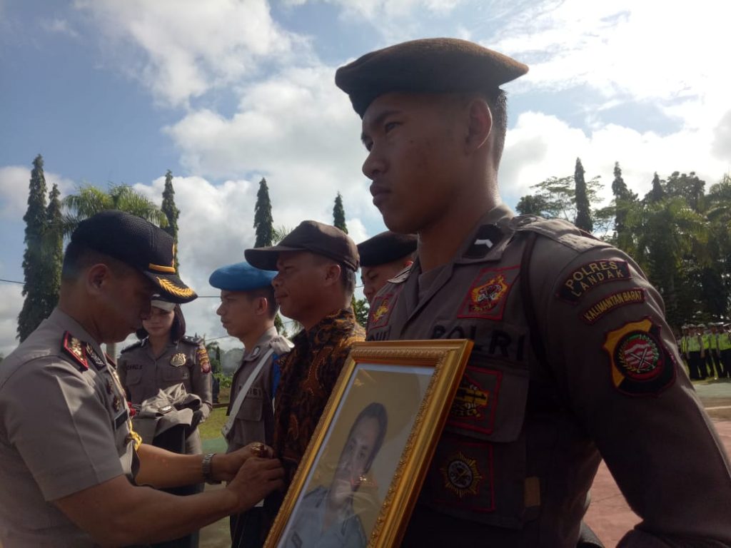 Tiga anggota polisi di jajaran Polres Landak, Kalbar diberhentikan tidak dengan hormat