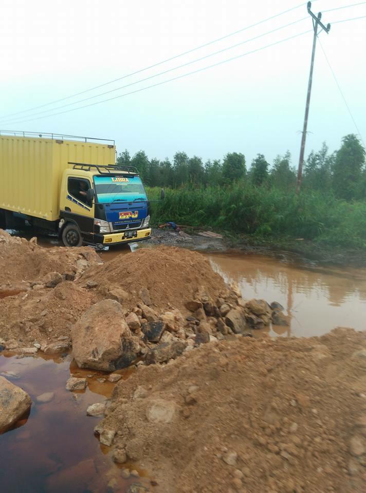 Foto kondisi satu diantara ruas jalan pelang tumbang titi beberapa waktu lalu. Foto istinewa