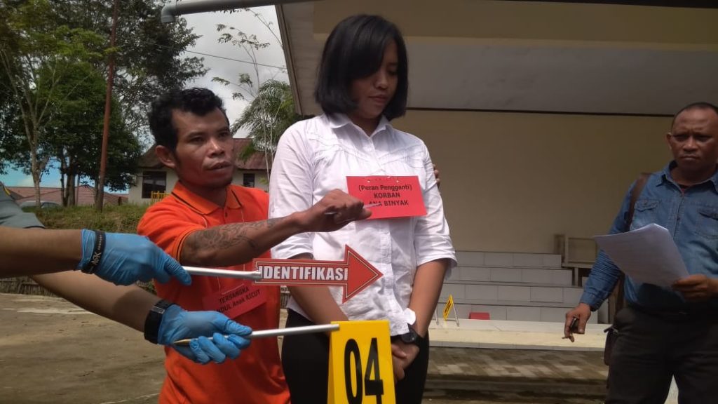 rekonstruksi atas kasus pembunuhan yang terjadi pada 5 Desember 2018 lalu di Dusun Dungkan, Desa Dharma Bakti, Kecamatan Teriak, Kabupaten Bengkayang.