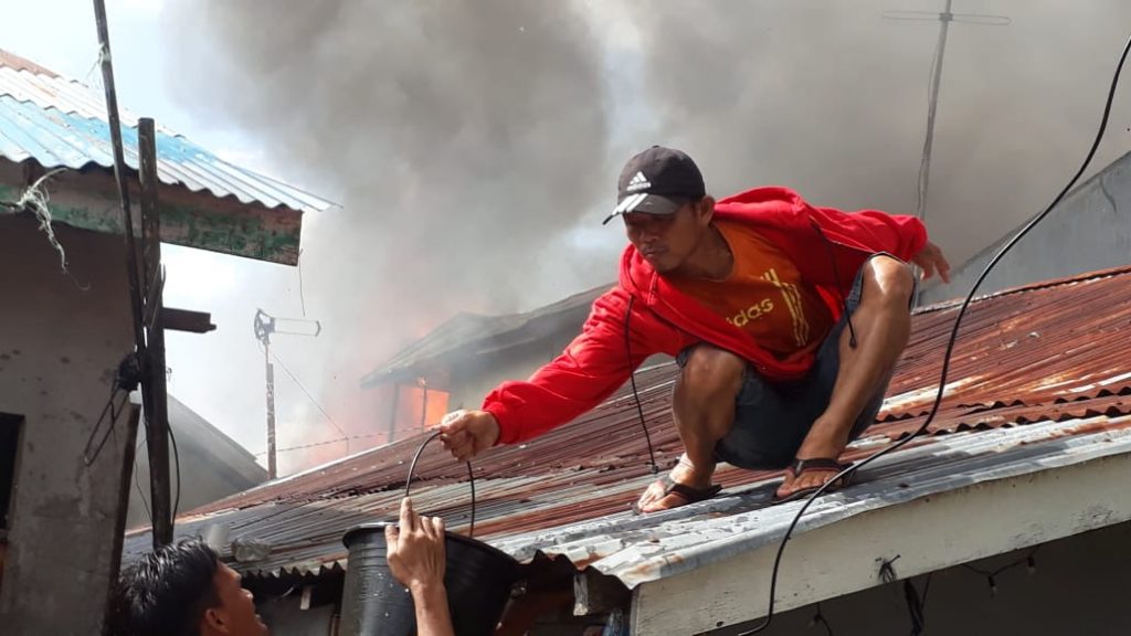 empat rumah warga terbakar habis, dugaan penyebabnya adalah akibat konsleting listrik foto jon 