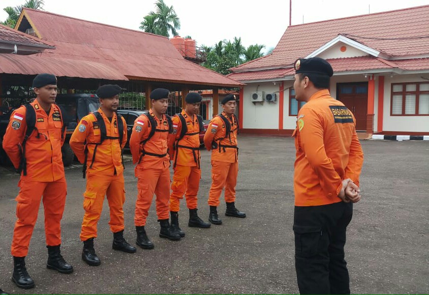 Kepala Kantor Pencarian dan pertolongan Pontianak, Hery Marantika mempersiapkan tim sar pontianak untuk melakukan pencarian foto jon