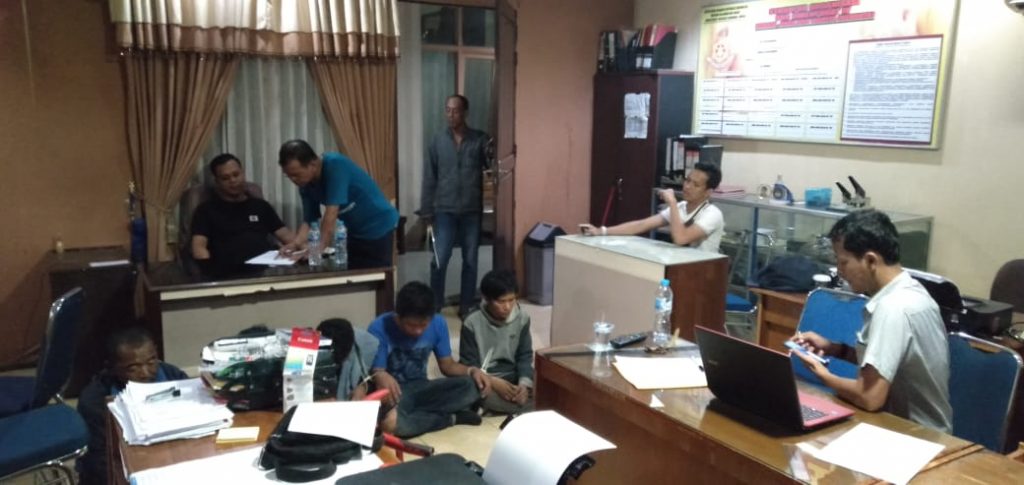 dua pelaku pencurian kabel jumper milik PT Telkom di jalan KS Tubun Akcaya Kelurahan Parit Tokaya Kecamatan Pontianak Selatan foto joni