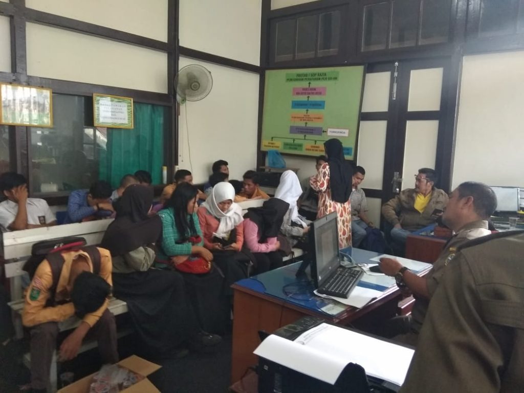 satpol pp kota pontianak razia warung kopi tempat para siswa yang bolos sekolah foto joni