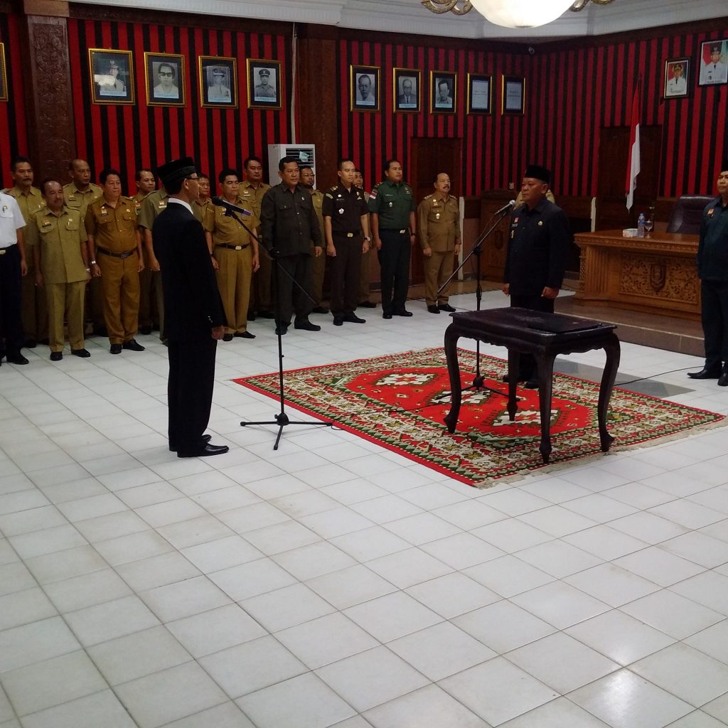 PELANTIKAN. Bupati Sanggau, Paolus Hadi melantik Direktur Tirta Pancuraji terpilih, Yohanes Andriyus Wijaya, Selasa (29/1) di aula lantai I Kantor Bupati Sanggau/Foto Ram