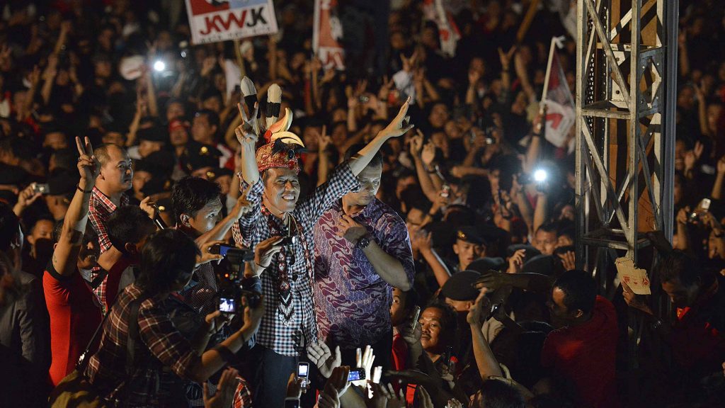 Calon presiden pasangan nomor urut dua Joko Widodo (kiri) mengacungkan salam dua jari kepada warga, pendukung dan relawan yang berkumpul di Rumah Adat Dayak, Kota Pontianak, Kalimantan Barat, Senin (23/6). Dalam kesempatan tersebut Joko Widodo menerima pernyataan deklarasi dukungan untuk memenangkan pasangan capres dan cawapres nomor urut dua Joko Widodo dan Jusuf Kalla dari warga Kota Pontianak pada Pemilu Presiden 9 Juli 2014. ANTARA FOTO/Widodo S. Jusuf/ed/Spt/14.