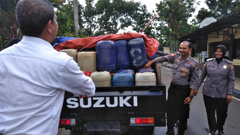 Tim Jatanras Polresta Pontianak Ringkus Pelaku dan mengamankan muatan mobil pickup yang berisi BBM foto jon