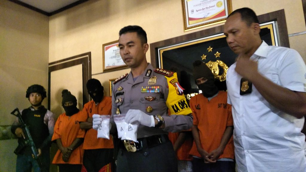 Kapolresta Pontianak Kota, ungkap penangkapan dua bandar serta empat kurir narkoba yang ditangkap satrestik polresta Pontianak tengah transaksi di parkiran Hotel Grand di Jalan Gajah Mada Pontianak foto jo