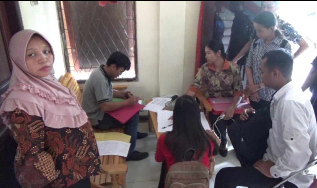  Para peserta tes calon relawan demokrasi saat mengisi daftar hadir di Kantor KPU Landak. 